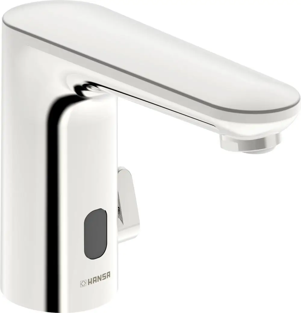 Edelstahl-Armatur mit schlankem Design und einer seitlichen Betätigung, ausgestattet mit einem Sensor für berührungsfreies Wasserlassen. Marke: HANSA.